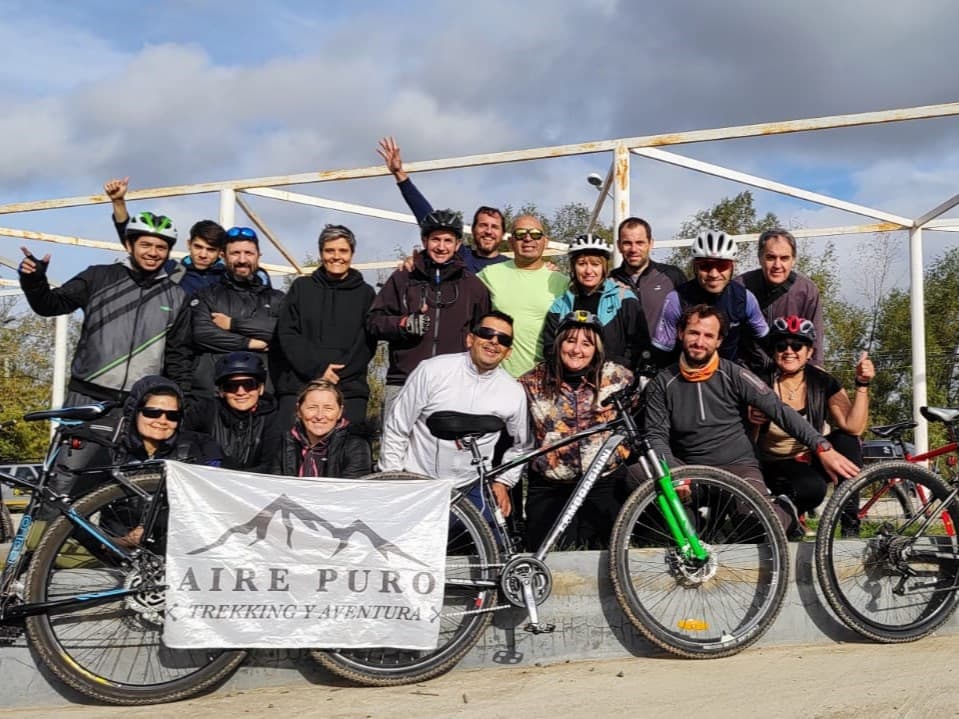 Todos los participantes de una salida de cicloturismo al llegar a destino