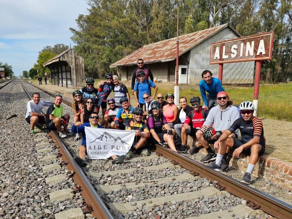 Todos los participantes de una salida de cicloturismo al llegar a destino